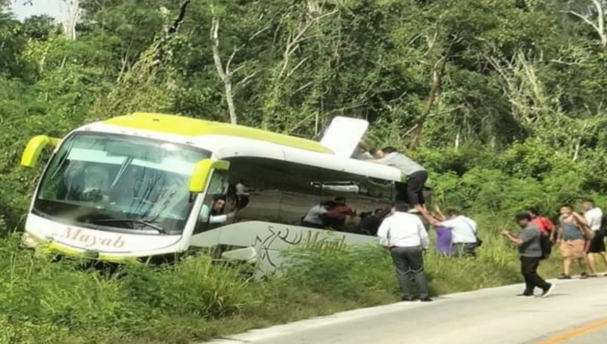 Autobús de la línea Mayab se sale de la carretera y deja varios lesionados en José María Morelos Autobús de la línea Mayab se sale de la carretera y deja varios lesionados en José María Morelos