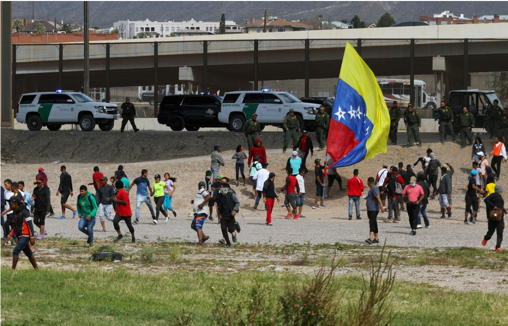 El incidente ocurrió cuando los inconformes arrojaron piedras y uno de ellos agredió a un efectivo con un asta bandera