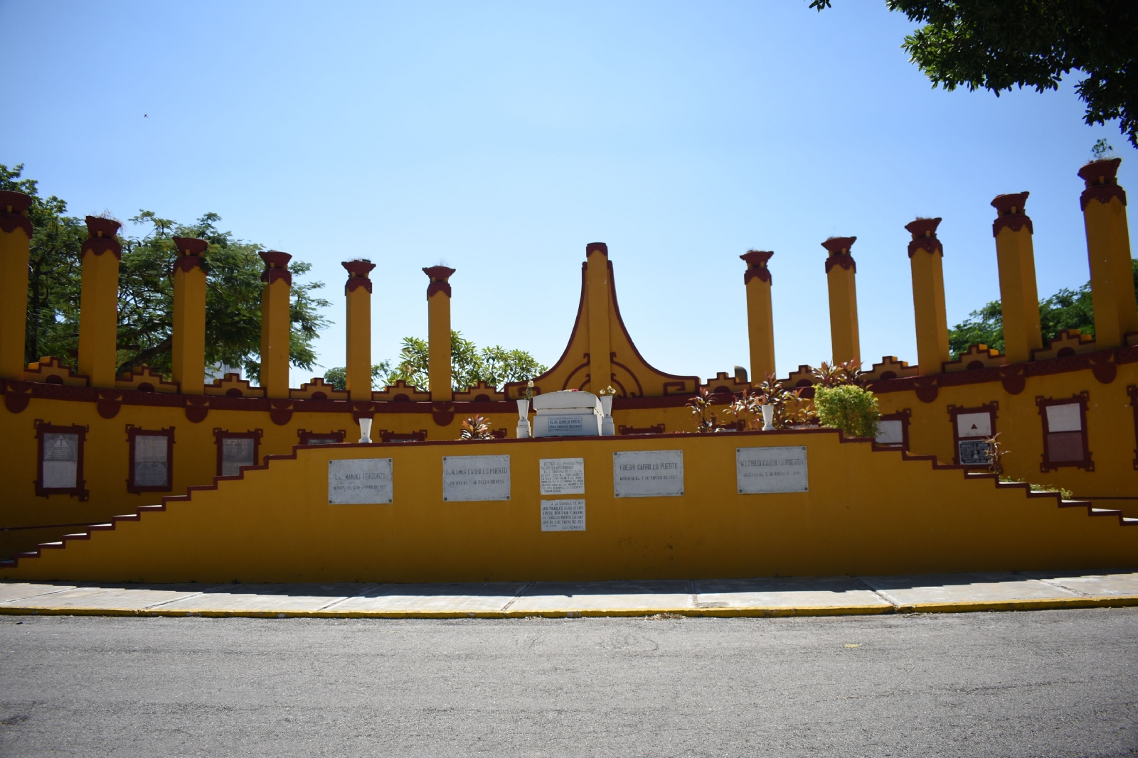 La Rotonda de los Hombres Ilustres y el paredón de Felipe Carrillo Puerto, lo más notable del Cementerio General de Mérida