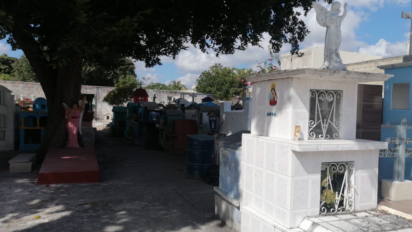 Familias dejan flores a sus difuntos Familias dejan flores a sus difuntos