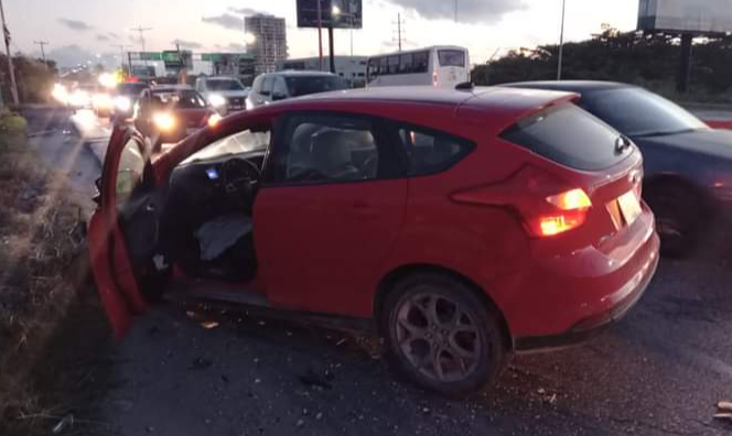 El conductor de vehículo rojo viajaba a exceso de velocidad por lo que perdió el control