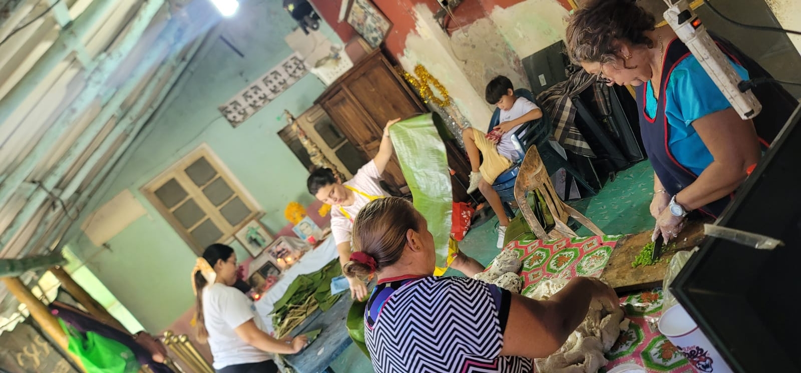 Familias preparan juntos el tradicional pib Familias preparan juntos el tradicional pib