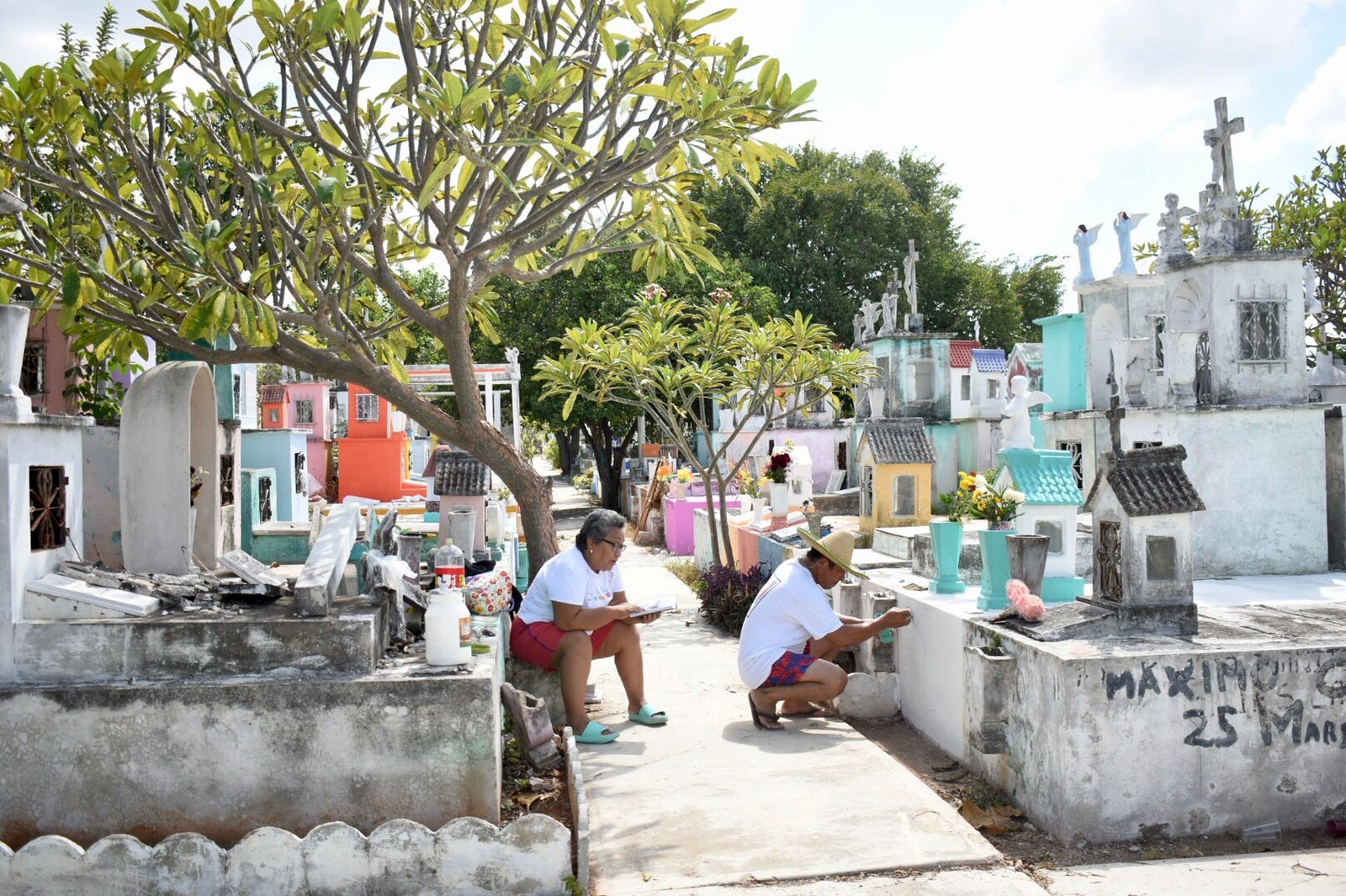 Familias les rezan a sus difuntos durante el Día de Muertos