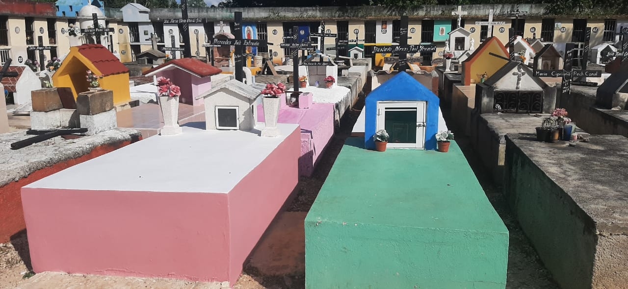 El lugar luce vacío ya que muy pocas personas han llegado a este cementerio en vísperas del Día de Muertos