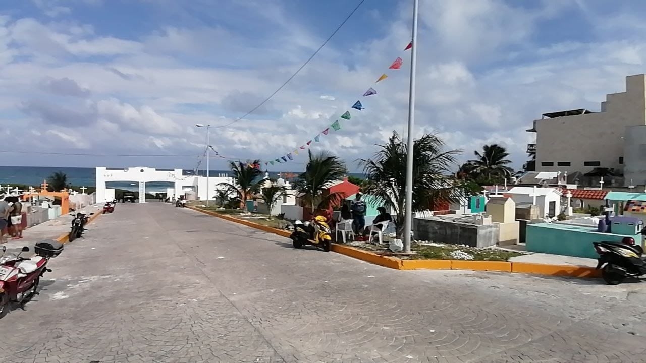 A pesar de ser el primero de noviembre se registraron pocas visitas en el cementerio municipal de Isla Mujeres A pesar de ser el primero de noviembre se registraron pocas visitas en el cementerio municipal de Isla Mujeres