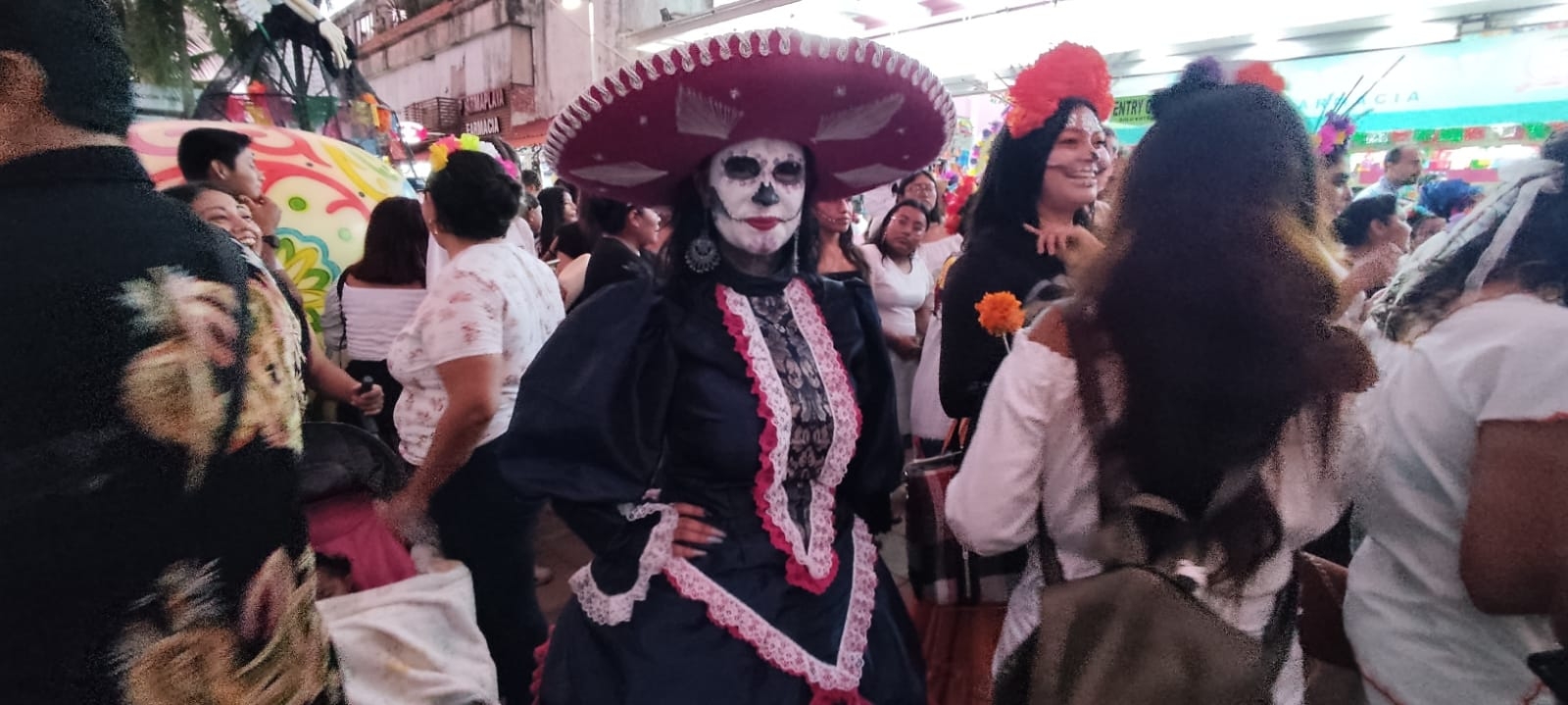 Varias personas presencian el desfile de las ánimas