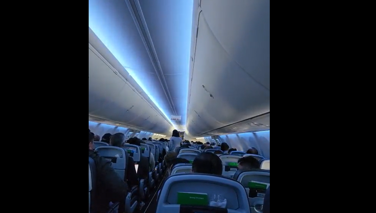 Mujer increpa a AMLO en un vuelo comercial Mujer increpa a AMLO en un vuelo comercial