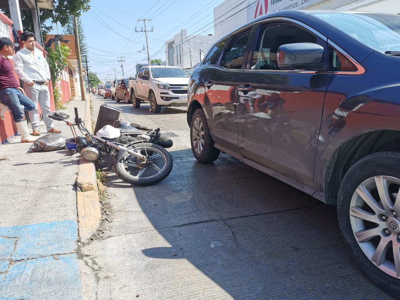 Repartidor no logra frenar y choca contra un vehículo en Ciudad del Carmen