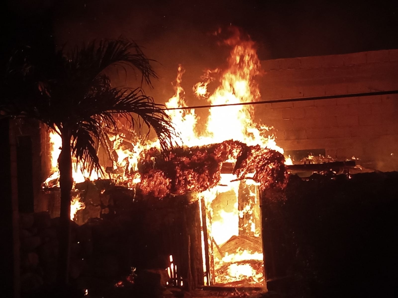 La casa de caja fue consumida en su totalidad por el fuego La casa de caja fue consumida en su totalidad por el fuego
