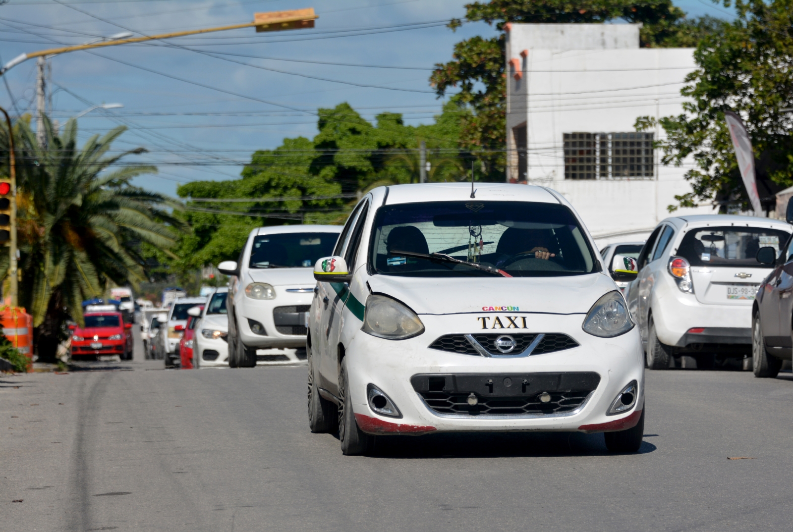 Taxistas en Cancún exigen a Imoveqroo regular Uber
