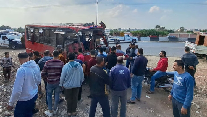 Los efectivos de rescate fluvial, ambulancias y la Policía rescataron al menos a 16 personas con signos vitales