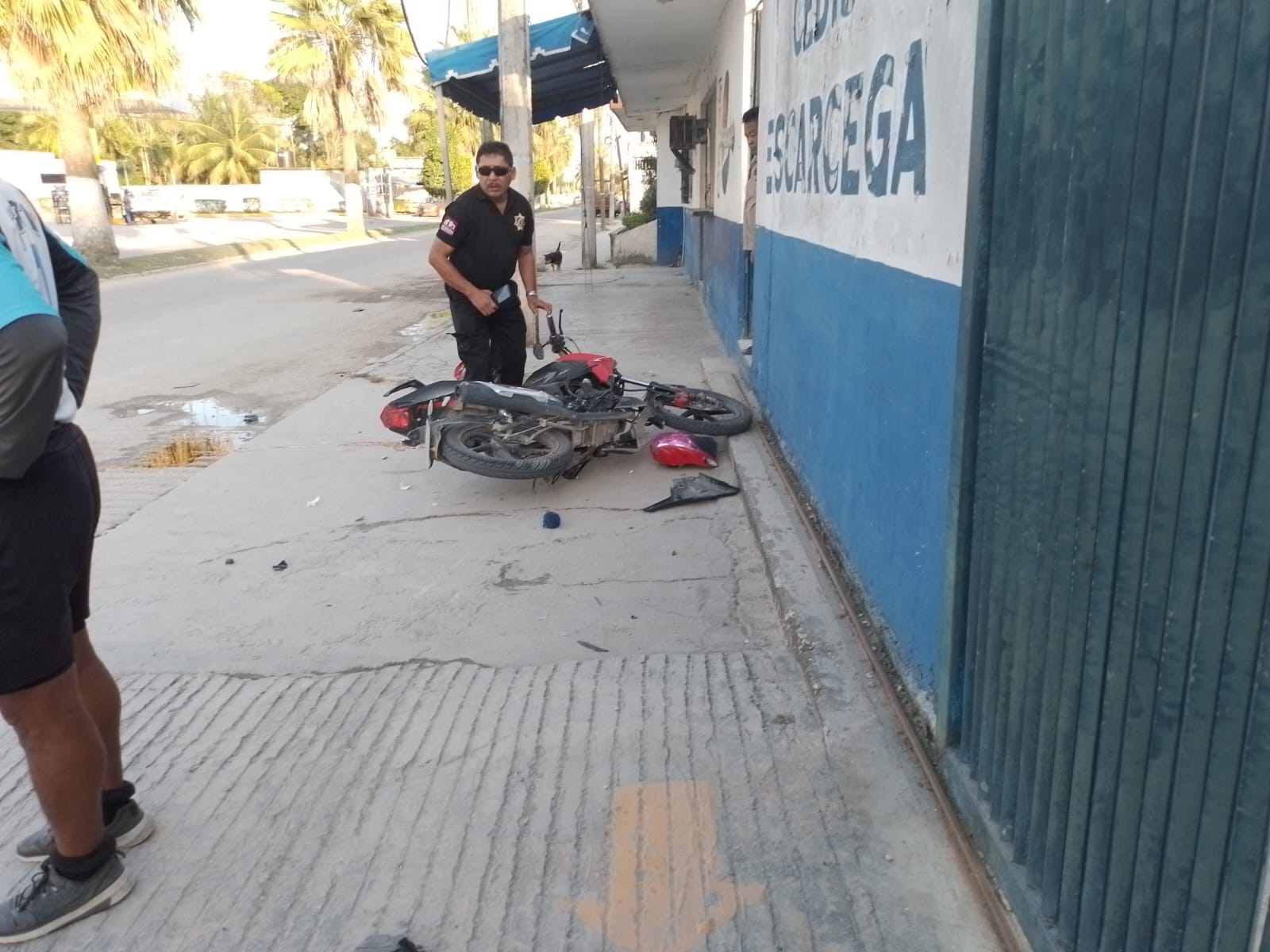 El conductor del automóvil lo dejó abandonado y huyó del lugar
