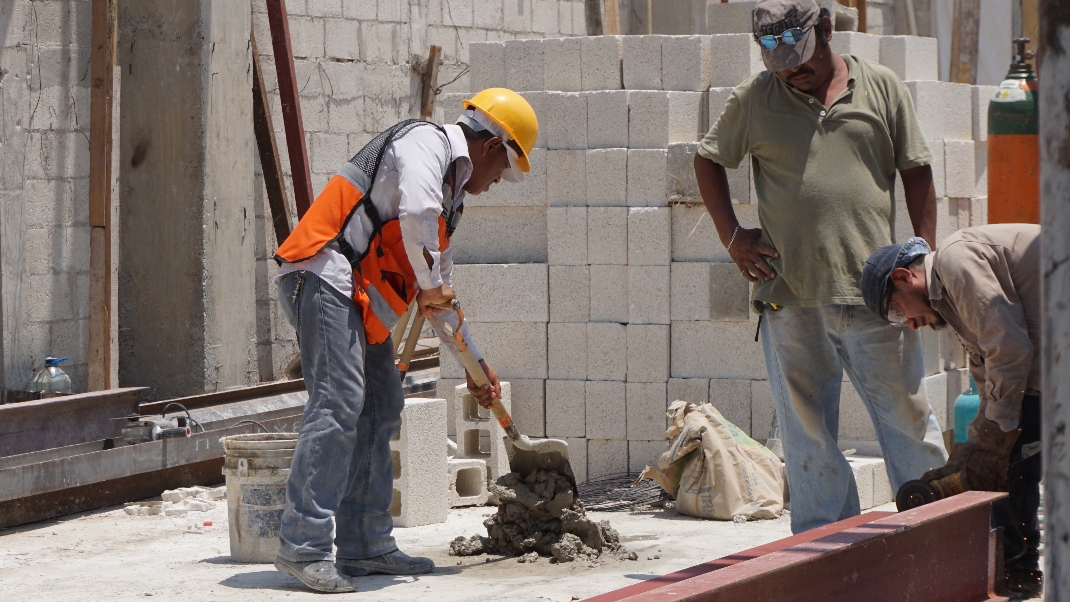 La CMIC trabaja para incentivar la entrada de nuevos trabajadores, formarlos en nuevas habilidades y destrezas para una mejor calidad y producción. La CMIC trabaja para incentivar la entrada de nuevos trabajadores, formarlos en nuevas habilidades y destrezas para una mejor calidad y producción.