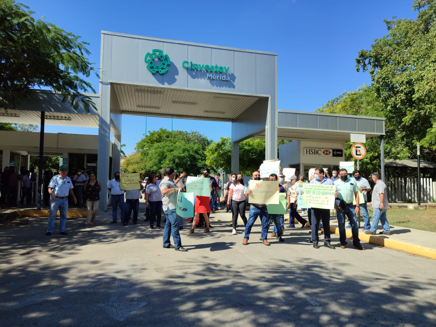 El grupo de trabajadores se plantó afuera de las oficinas del Cinvestav en Mérida
