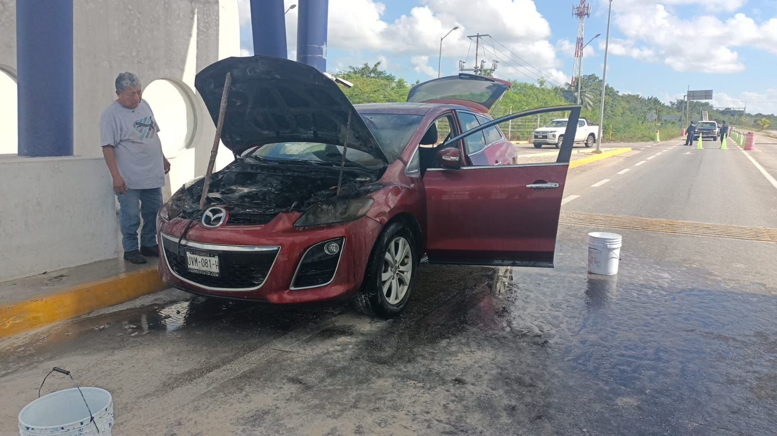 La Policía Quintana Roo solicitaron apoyo al Cuerpo de Bomberos para sofocar las llamas La Policía Quintana Roo solicitaron apoyo al Cuerpo de Bomberos para sofocar las llamas