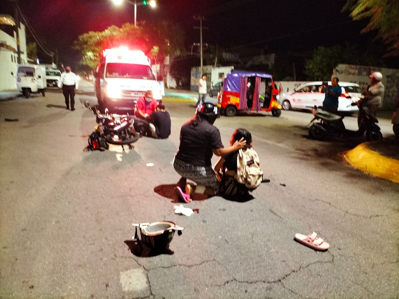 El motociclista sufrió una fractura en la mano derecha y mujer presentó una fractura en el tabique y la quijada aparte de perder un diente