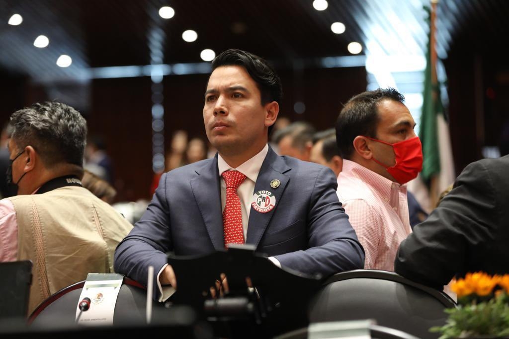 Morena, PAN y Moci dijeron que debe ganarse un lugar si quiere militar con ellos