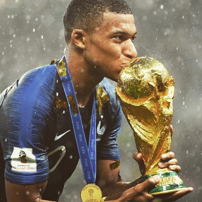 Mbappé hará dupla con Benzema. Mbappé hará dupla con Benzema.