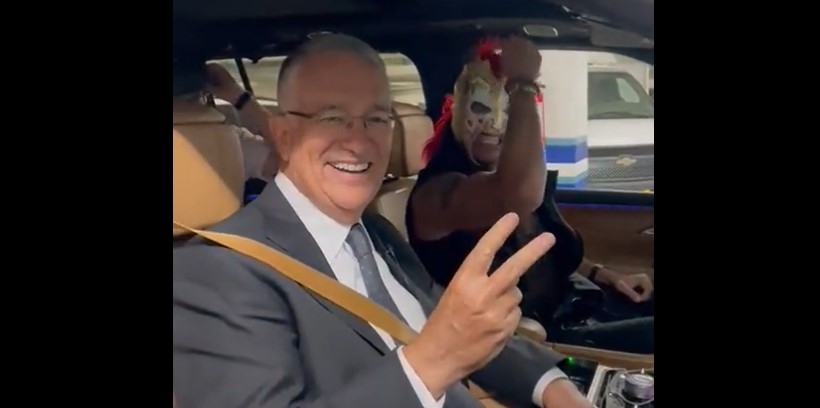 Ricardo Salinas Pliego se sube con el Escorpión Dorado Al Volante