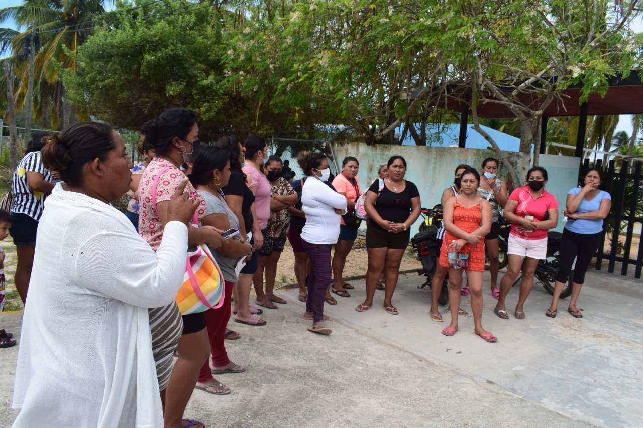 Madres protestan afuera de una secundaria en Progreso; amenazan con bloquear el plantel