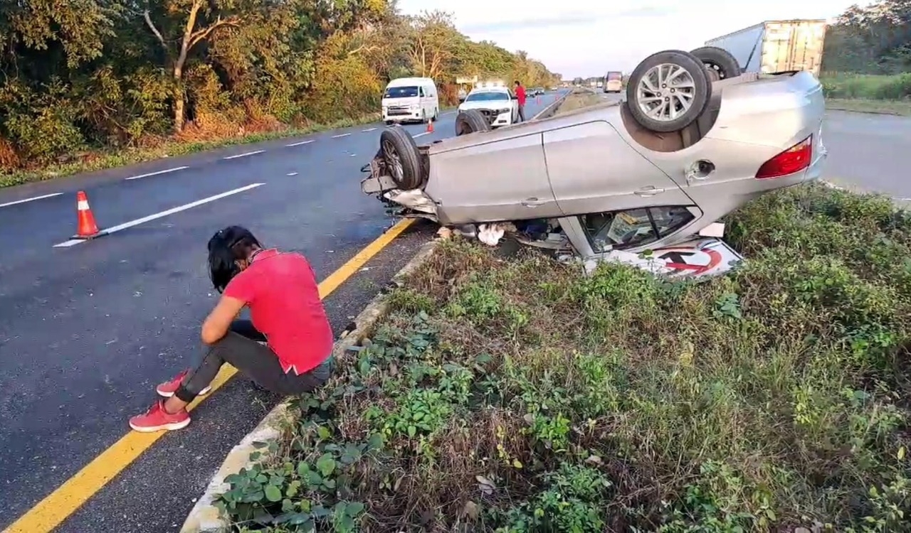 Automóvil termina volcado en la carretera Mérida - Valladolid