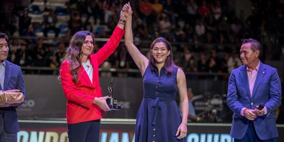 María del Rosario Espinoza recibió un reconocimiento de Ana Guevara, titular de la Conade, en el marco del Campeonato Mundial de Taekwondo Guadalajara 2022. María del Rosario Espinoza recibió un reconocimiento de Ana Guevara, titular de la Conade, en el marco del Campeonato Mundial de Taekwondo Guadalajara 2022.