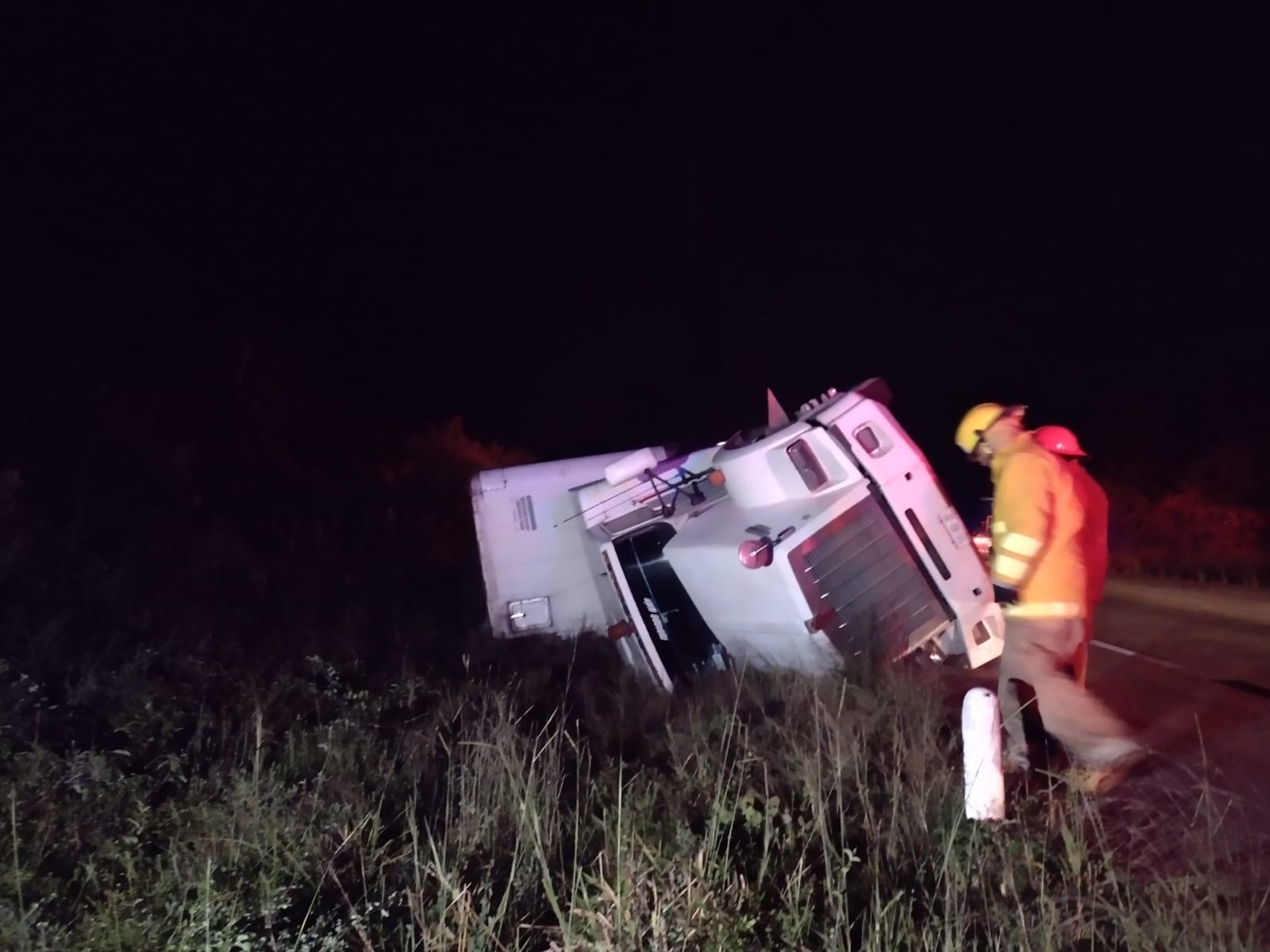 El conductor fue atendido por los paramédicos que acudieron al lugar de los hechos