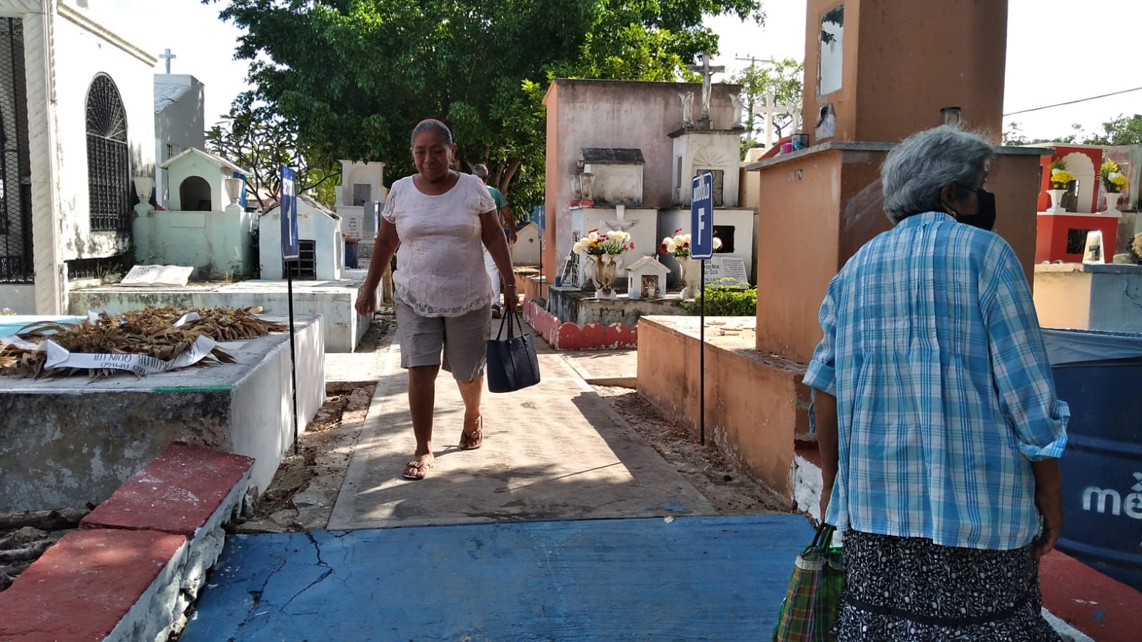 Familias aprovechan para limpiar las tumbas y convivir con sus seres queridos Familias aprovechan para limpiar las tumbas y convivir con sus seres queridos