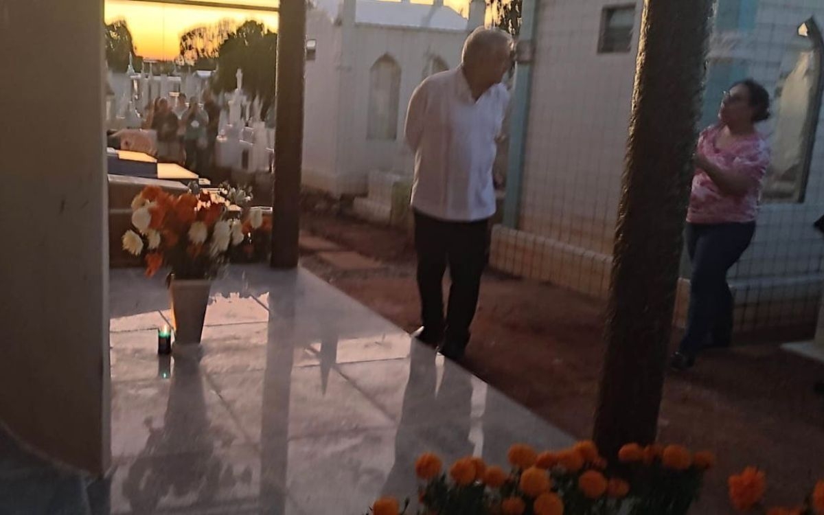 AMLO llegó al panteón por la tarde, depositó una ofrenda floral y elevó una oración por el descansa del alma de sus padres