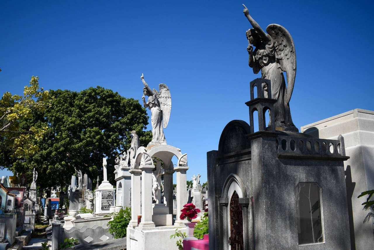 El segundo más común es el ángel orante, cuya estatua es un adulto que tiene las manos juntas