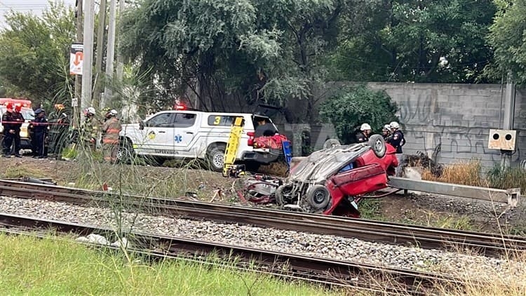 Chofer no respeta señalamiento de alto y se impacta contra el tren en el municipio de García, así como un vehículo