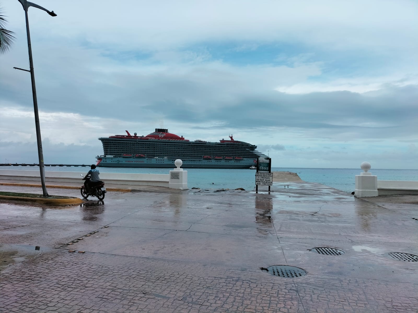 El crucero Norwegian Prima canceló su arribo a Cozumel, sin embargo, atracó el hotel flotante Valiant Lady El crucero Norwegian Prima canceló su arribo a Cozumel, sin embargo, atracó el hotel flotante Valiant Lady