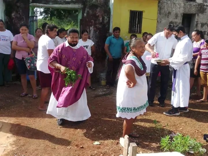 El sacerdote bendijo los nichos en el cementerio local El sacerdote bendijo los nichos en el cementerio local