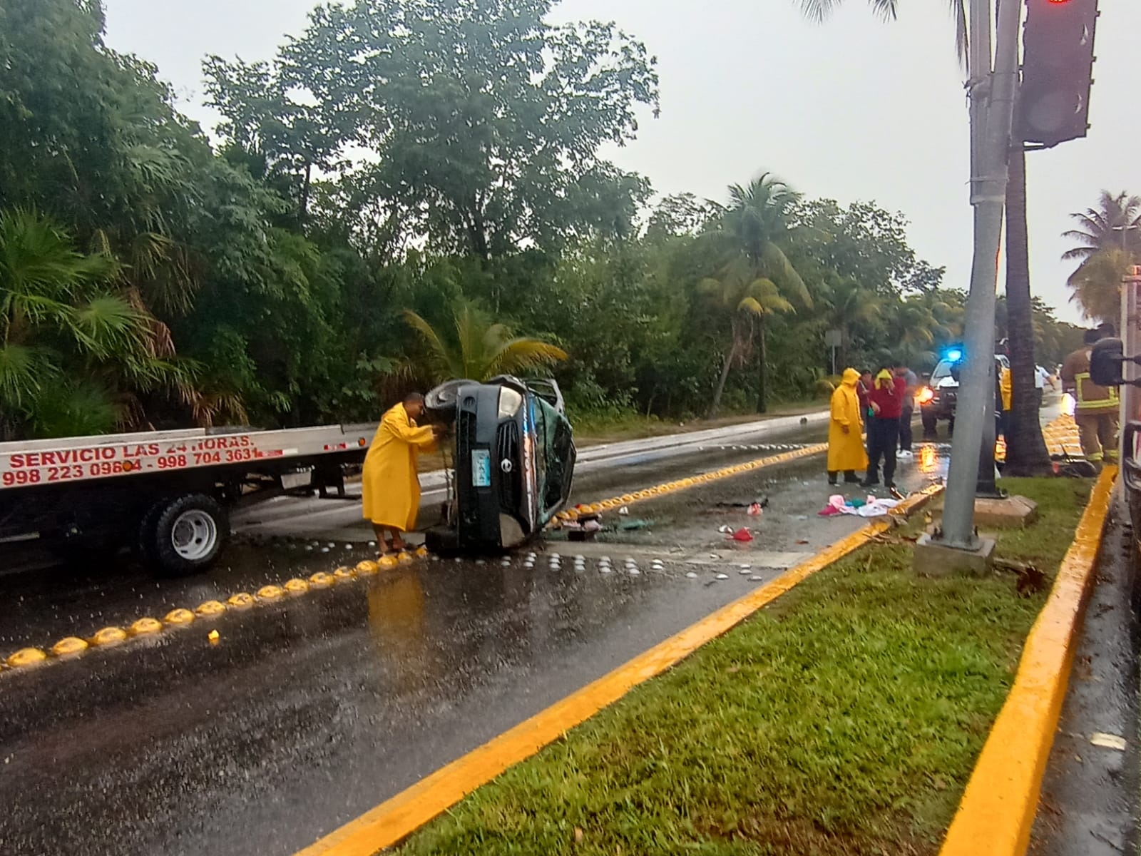 La carretera mojada y la alta velocidad con la que conducía causaron la volcadura La carretera mojada y la alta velocidad con la que conducía causaron la volcadura