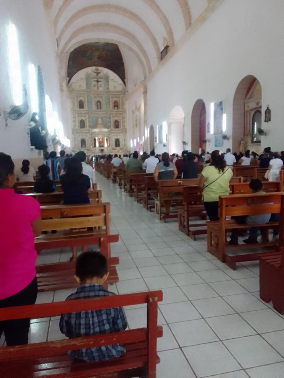 Personas acudieron a la iglesia de Peto