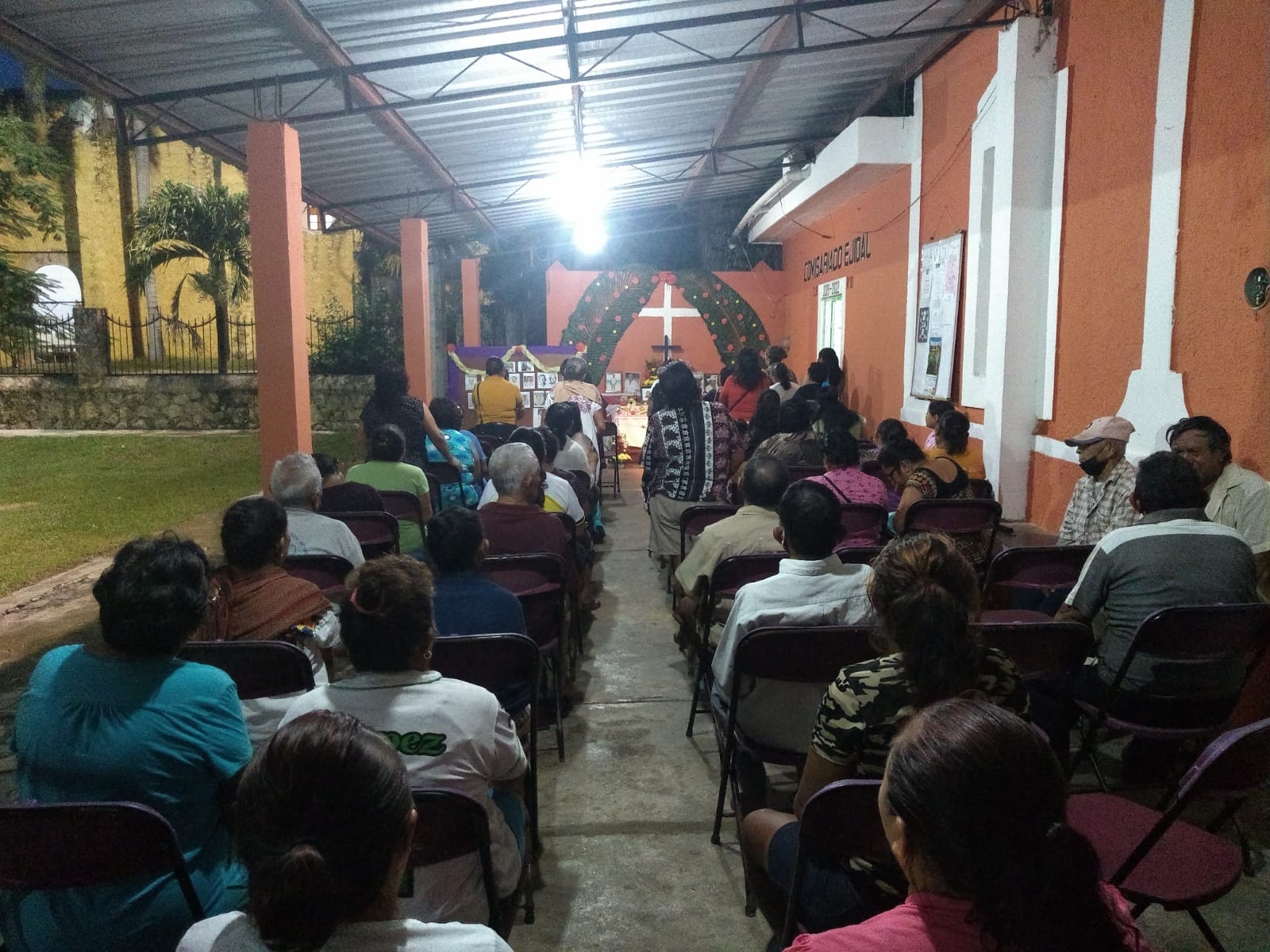 120 personas acudieron al rosario en la casa ejidal de Chocholá 120 personas acudieron al rosario en la casa ejidal de Chocholá