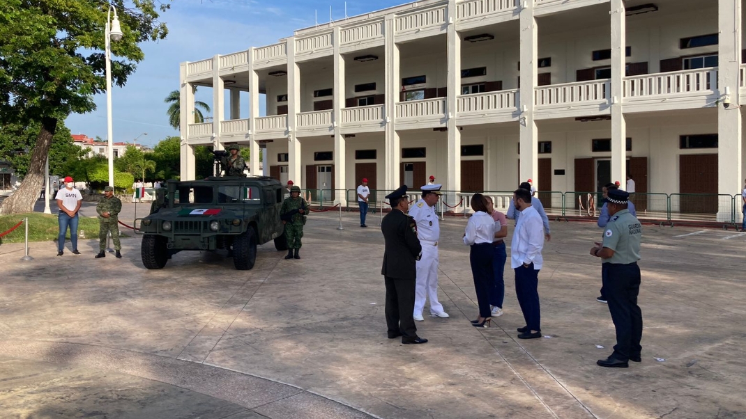 El desfile inició con los honores a la bandera en los bajos del Palacio del Gobierno El desfile inició con los honores a la bandera en los bajos del Palacio del Gobierno