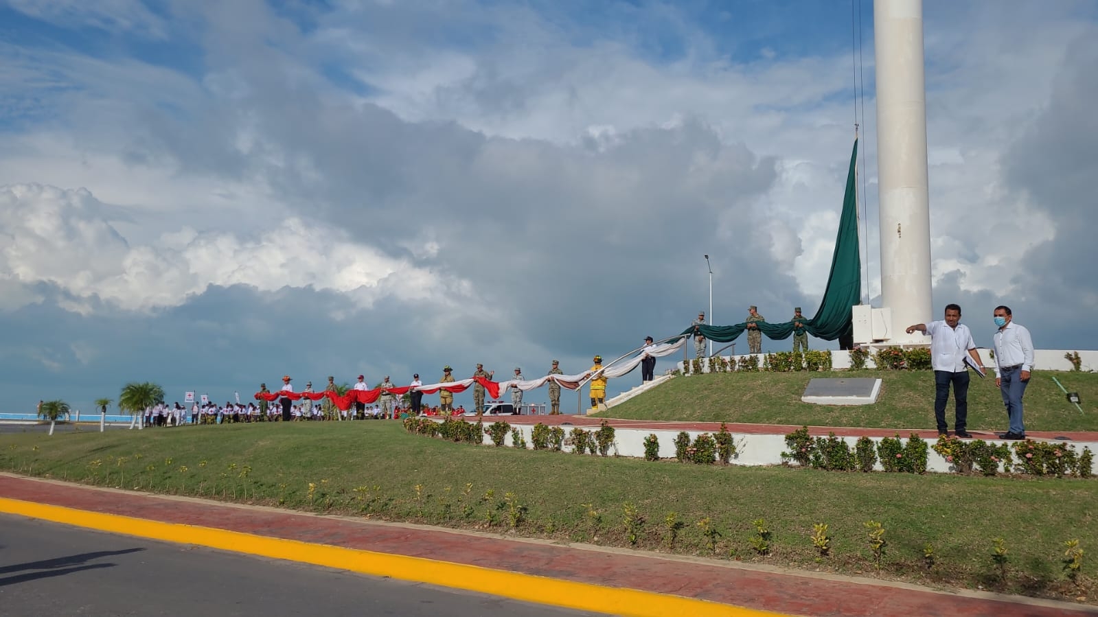 El desfile inició con el izamiento de Bandera en el Malecón de Campeche