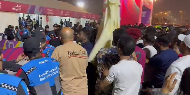 Amenazan policías a aficionados en Qatar Amenazan policías a aficionados en Qatar