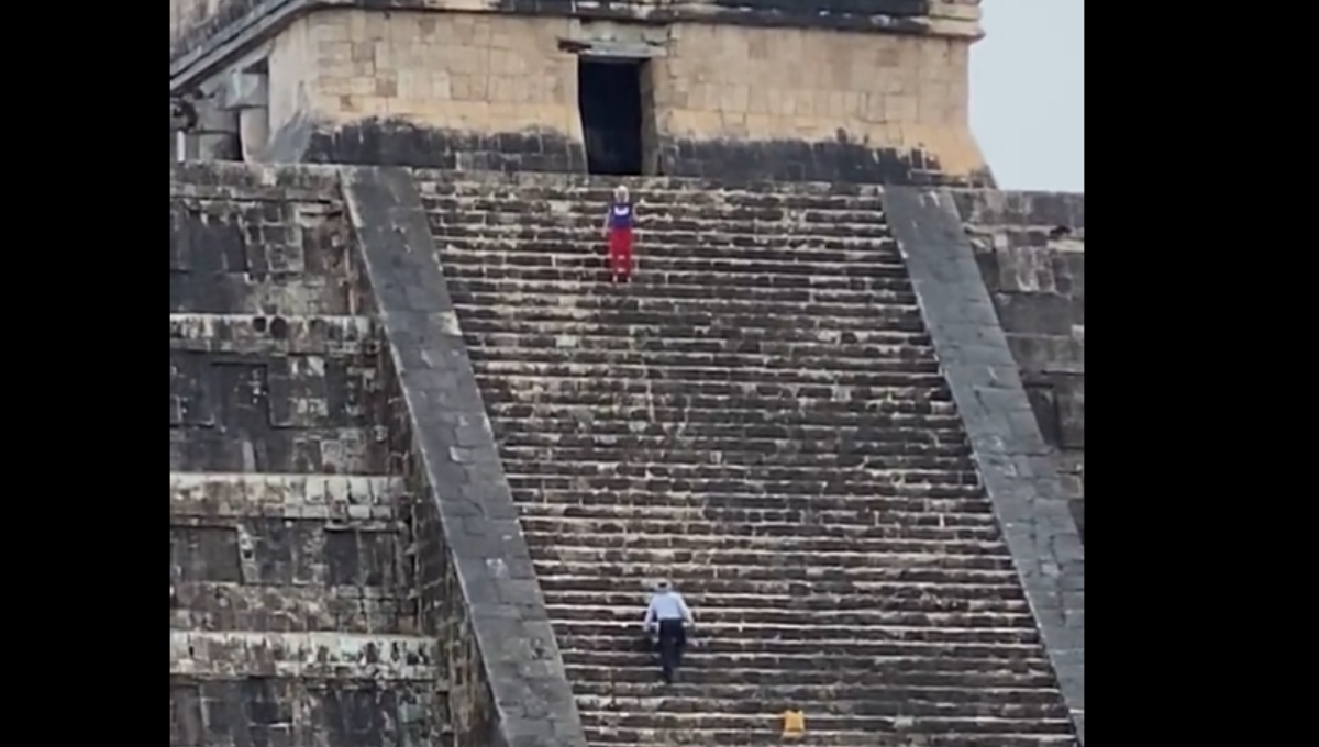 Mujer sube a la pirámide de Chichén Itzá; es abucheada y atacada por los asistentes: VIDEO
