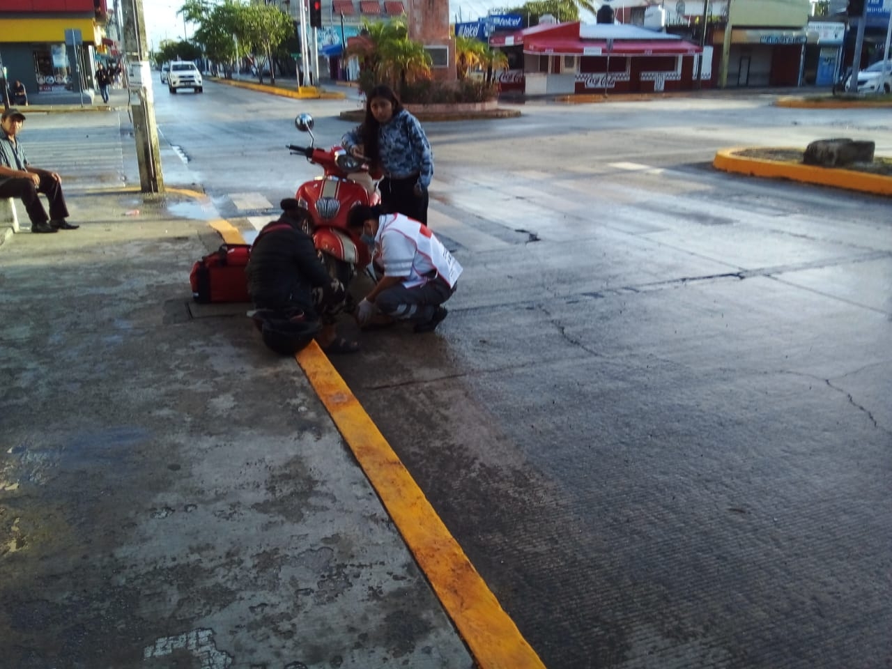 La mujer perdió el control de la motocicleta y al traer chanclas no pudo recuperarlo