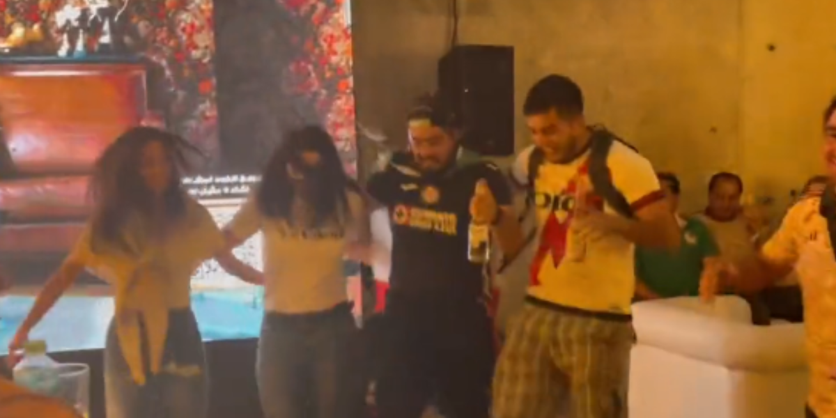 Aficionado de Cruz Azul presume el jersey celeste. Foto: Especial