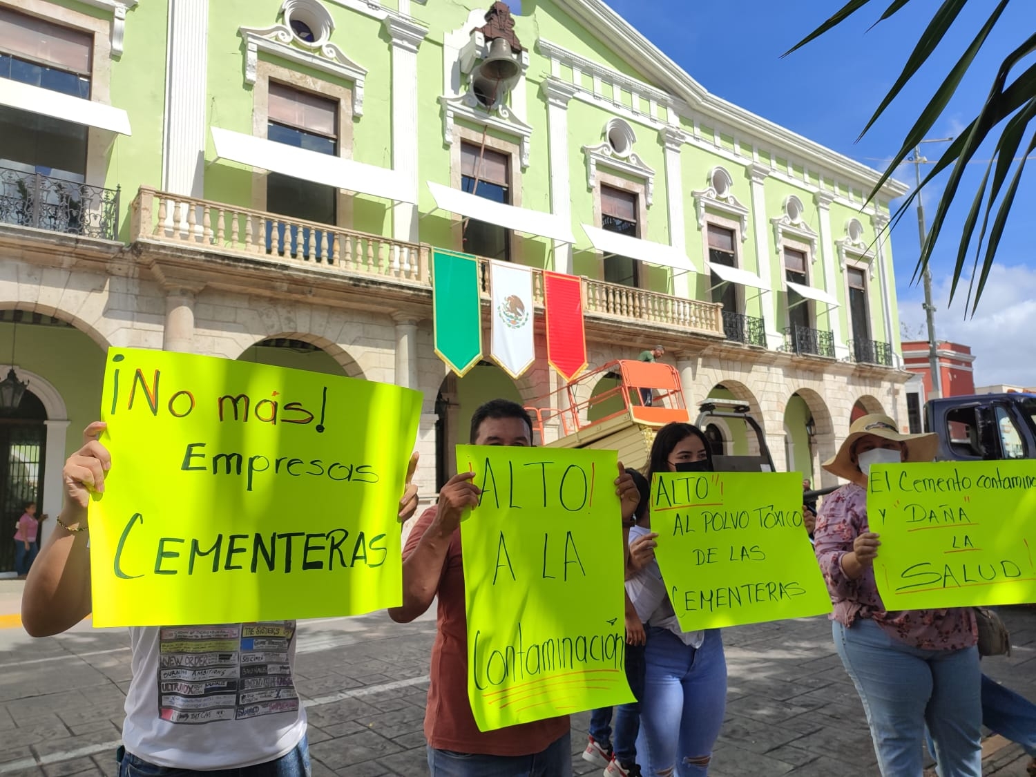 Entre pancartas, los vecinos piden que no se den permisos para la construcción de cementeras Entre pancartas, los vecinos piden que no se den permisos para la construcción de cementeras
