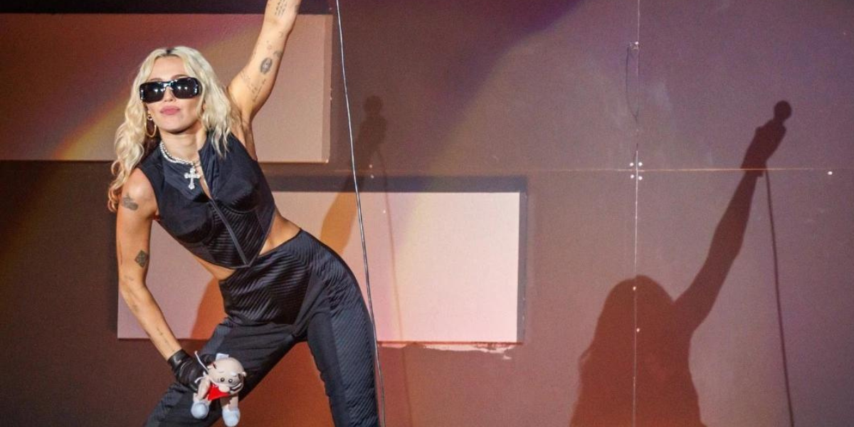 La cantante recogió todos los famosos peluches. Foto: Especial La cantante recogió todos los famosos peluches. Foto: Especial