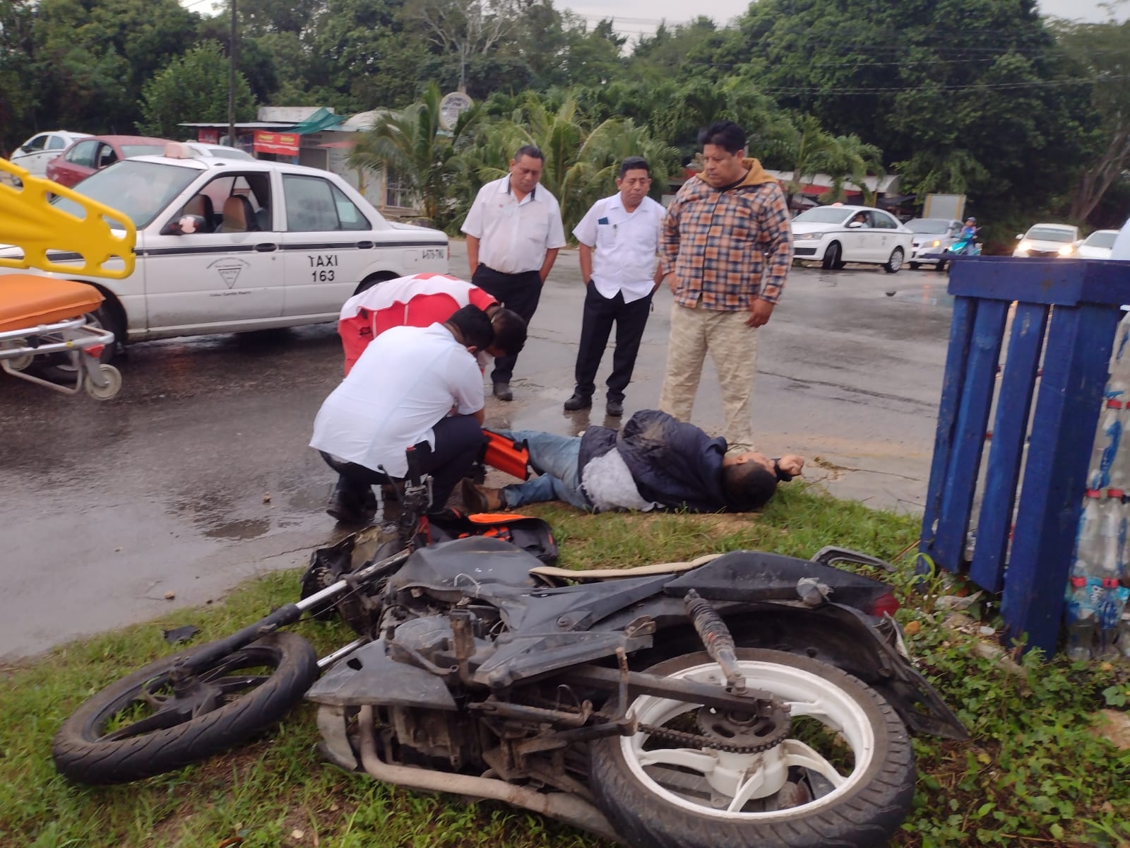 El motociclista presenta posible fractura en una extremidad inferior