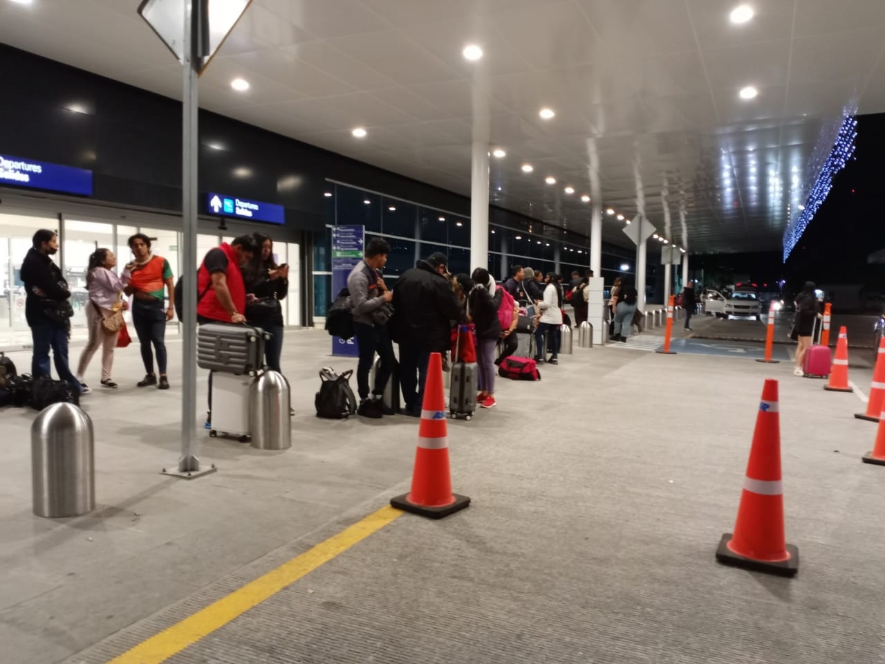 Los pasajeros tuvieron que esperar hasta dos horas ante el retraso de vuelos por las lluvias
