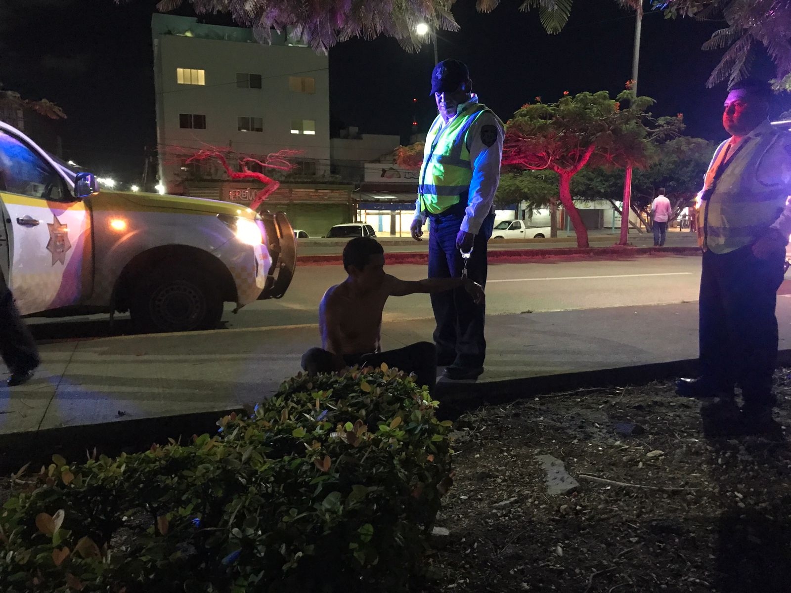 El presunto ladrón intentó escapar corriendo descalzo y sin camisa, aparentemente el hombre padece de sus facultades mentales