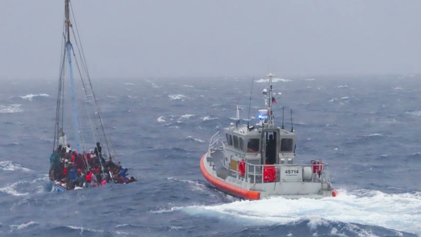 Rescatan a 180 haitianos en mar de Florida y suspenden búsqueda de cubanos