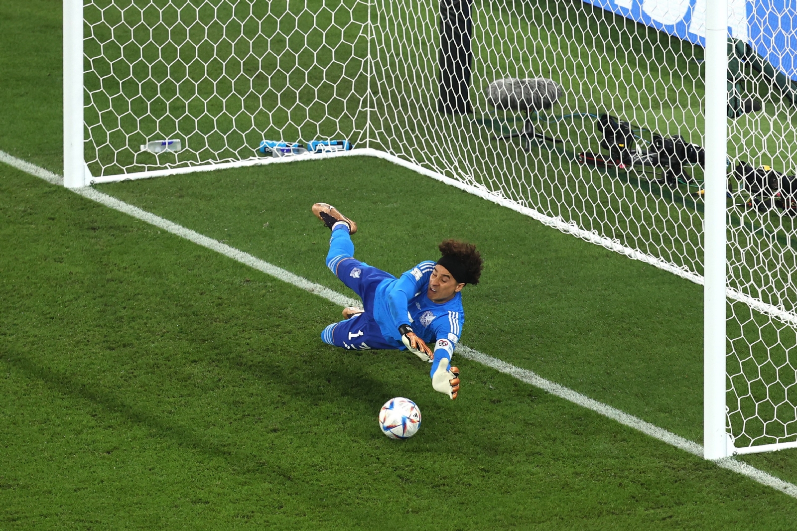 Martinoli le pone nuevo apodo a Memo Ochoa tras atajada a Lewandowski