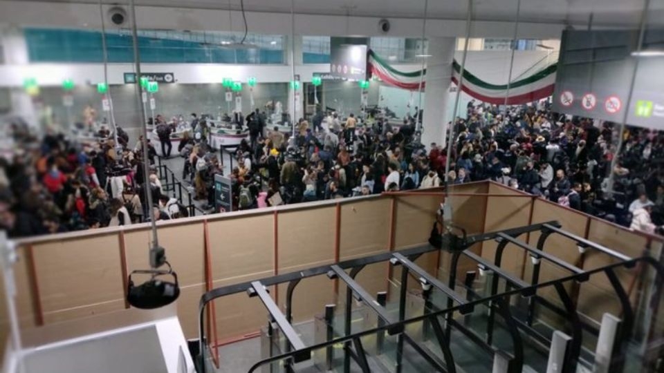La Terminal 2 del AICM registra fallos en los sistemas de migración, lo que genera largas filas de viajeros La Terminal 2 del AICM registra fallos en los sistemas de migración, lo que genera largas filas de viajeros